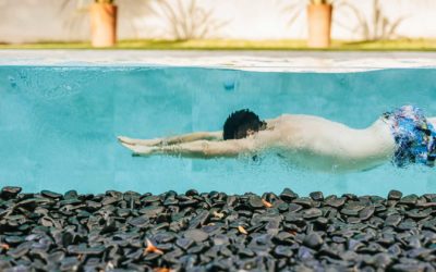 Piscine à paroi de verre